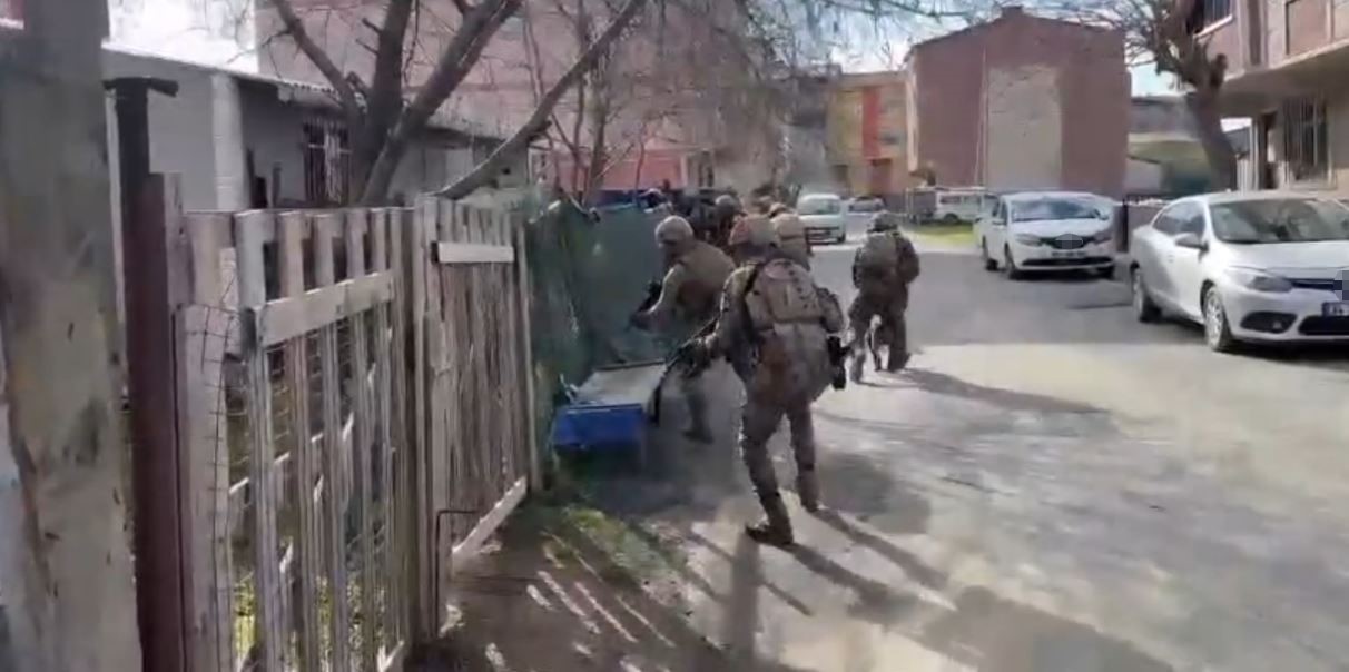 zeytinburnunda eski esini ve kizini olduren zanli tutuklandi 1 lIClC7ei