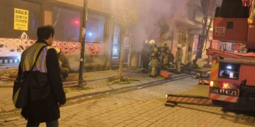 zeytinburnunda-gece-saatlerinde-hareketli-dakikalar-tekstil-atolyesindeki-yangin-panige-yol-acti-LNFNsRiL.jpg