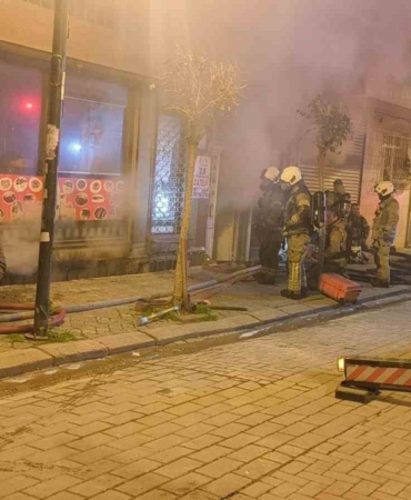 zeytinburnunda-gece-saatlerinde-hareketli-dakikalar-tekstil-atolyesindeki-yangin-panige-yol-acti-LNFNsRiL.jpg