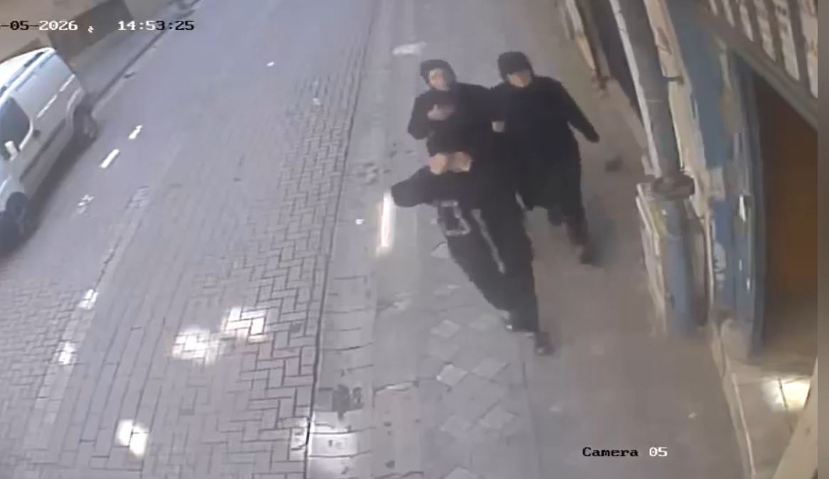 Zeytinburnu’nda hırsızlık yapan 3 şüpheli suçüstü yakalandı 4 zeytinburnunda hirsizlik yapan 3 supheli sucustu yakalandi 0 S4fIIXhh