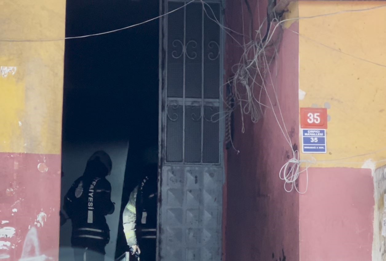 zeytinburnunda korkutan yangin 4 kisi hastaneye kaldirildi 1 Ke7mIzen