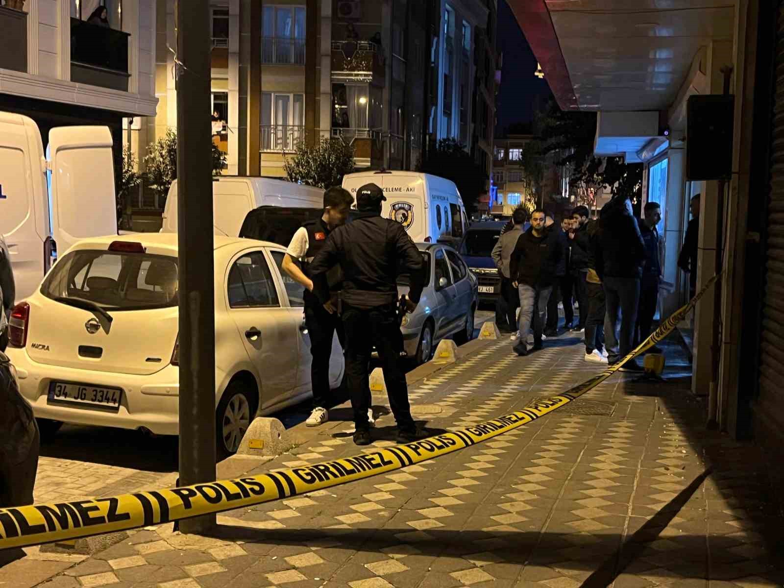 Zeytinburnu’nda silahla vurularak öldürülen iki arkadaşın cenazesi Adlı Tıp Kurumu’ndan alındı 4 zeytinburnunda silahla vurularak oldurulen iki arkadasin cenazesi adli tip kurumundan alindi 0 83RL4Vpm