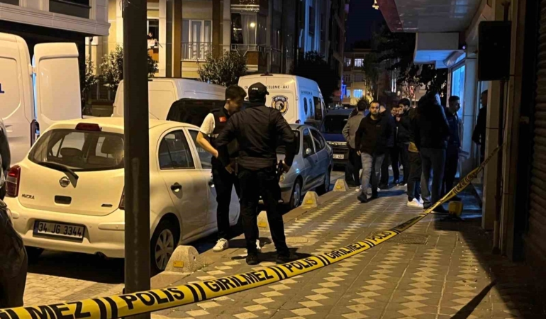 zeytinburnunda-silahla-vurularak-oldurulen-iki-arkadasin-cenazesi-adli-tip-kurumundan-alindi-rvaf5giz.jpg