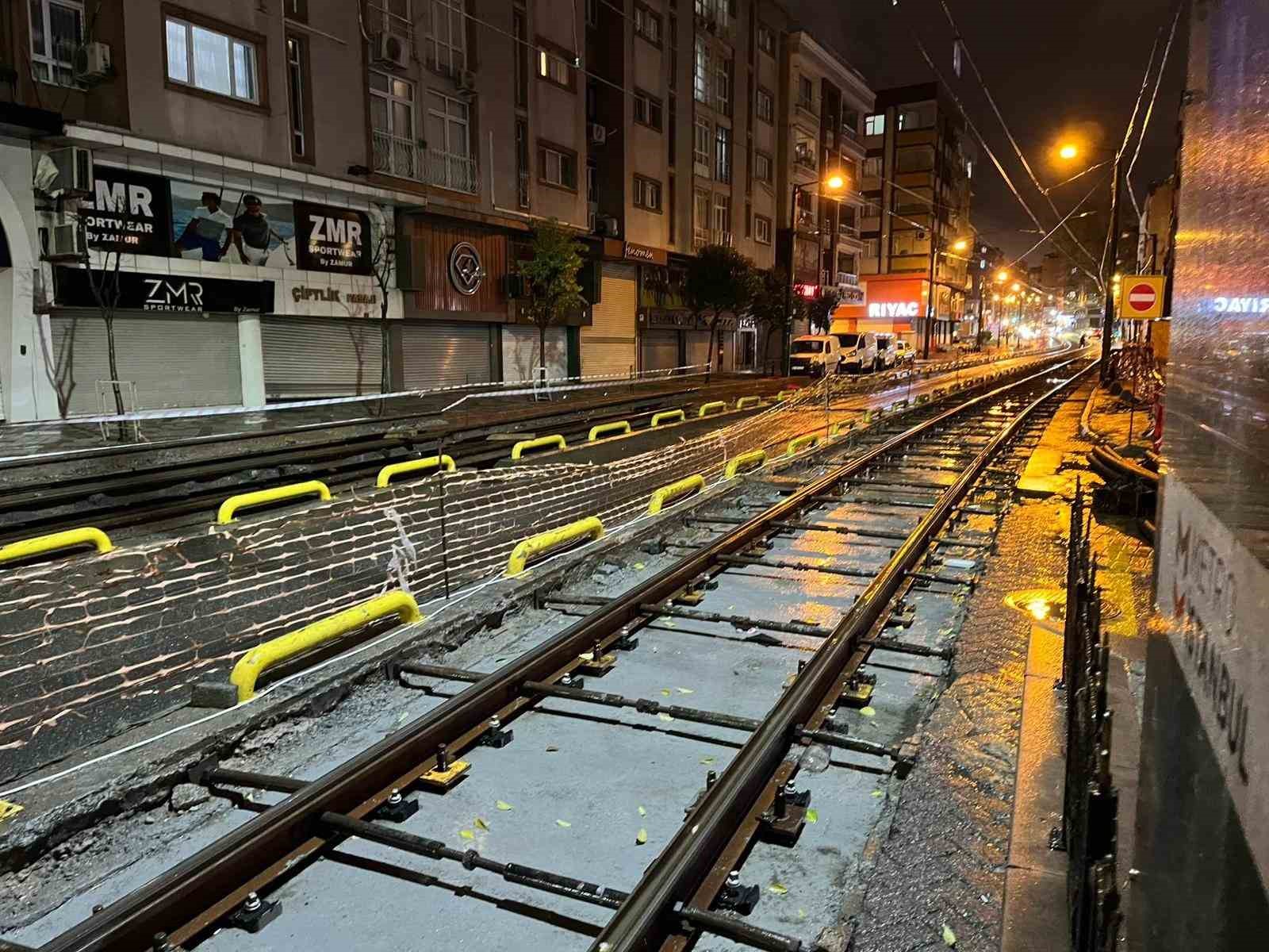 zeytinburnunda tramvay yoluna giren arac raylarda sikisti 1 qZK74asd