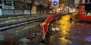 zeytinburnunda-tramvay-yoluna-giren-arac-raylarda-sikisti-KIlFKhxb.jpg