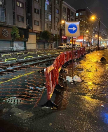 zeytinburnunda-tramvay-yoluna-giren-arac-raylarda-sikisti-KIlFKhxb.jpg