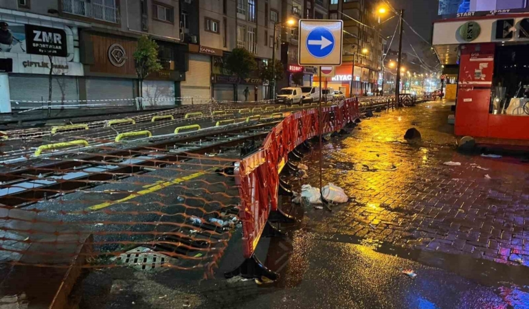 zeytinburnunda-tramvay-yoluna-giren-arac-raylarda-sikisti-KIlFKhxb.jpg