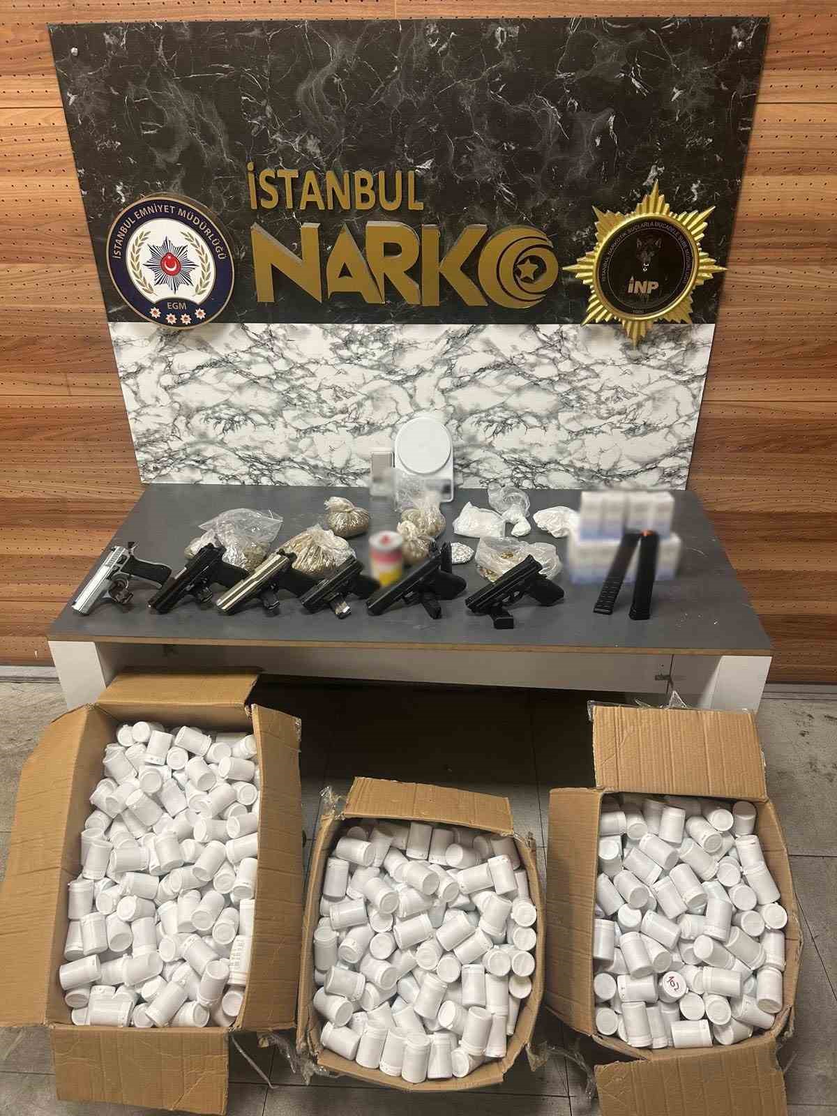 Zeytinburnu’nda uyuşturucu operasyonunda 60 bin sentetik ecza hap ele geçirildi 4 zeytinburnunda uyusturucu operasyonunda 60 bin sentetik ecza hap ele gecirildi 0 cq3pOlug