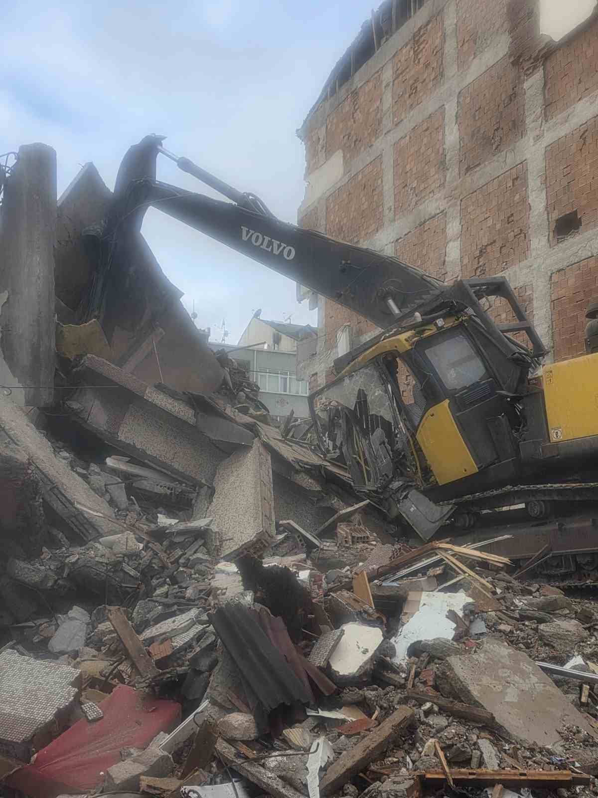 zeytinburnunda yikim sirasinda beton parcalari is makinesinin uzerine dustu operator yaralandi 0 KUKBgqy4