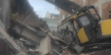 zeytinburnunda-yikim-sirasinda-beton-parcalari-is-makinesinin-uzerine-dustu-operator-yaralandi-eNBOWSii.jpg