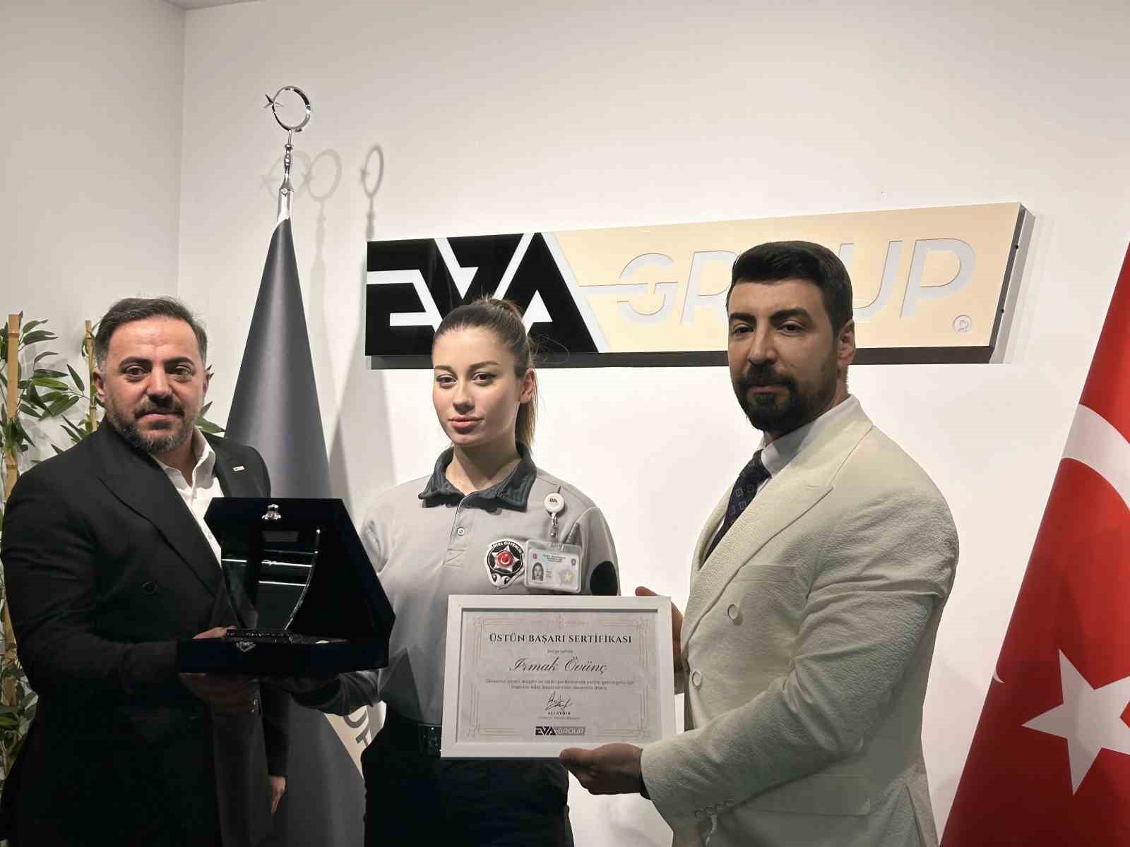 Zeytinburnu’ndaki lüks siteye getirilen kargo paketinin bomba gibi patladığı anların görüntüleri çıktı 7 zeytinburnundaki luks siteye getirilen kargo paketinin bomba gibi patladigi anlarin goruntuleri cikti 3 41YMwvG2