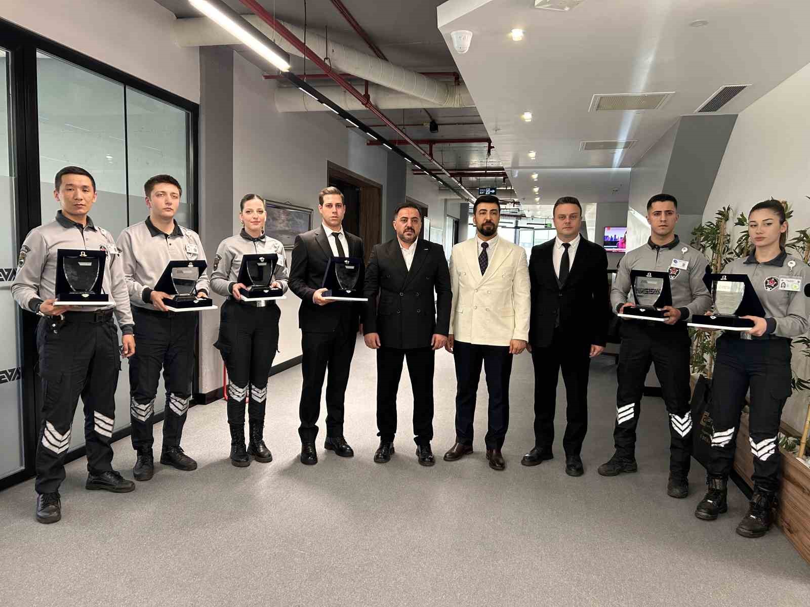 Zeytinburnu’ndaki lüks siteye getirilen kargo paketinin bomba gibi patladığı anların görüntüleri çıktı 8 zeytinburnundaki luks siteye getirilen kargo paketinin bomba gibi patladigi anlarin goruntuleri cikti 4