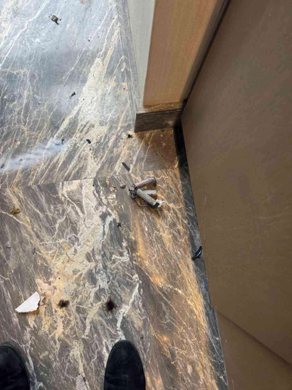 Zeytinburnu’ndaki lüks siteye getirilen kargo paketinin bomba gibi patladığı anların görüntüleri çıktı 9 zeytinburnundaki luks siteye getirilen kargo paketinin bomba gibi patladigi anlarin goruntuleri cikti 5 idyAXuFS