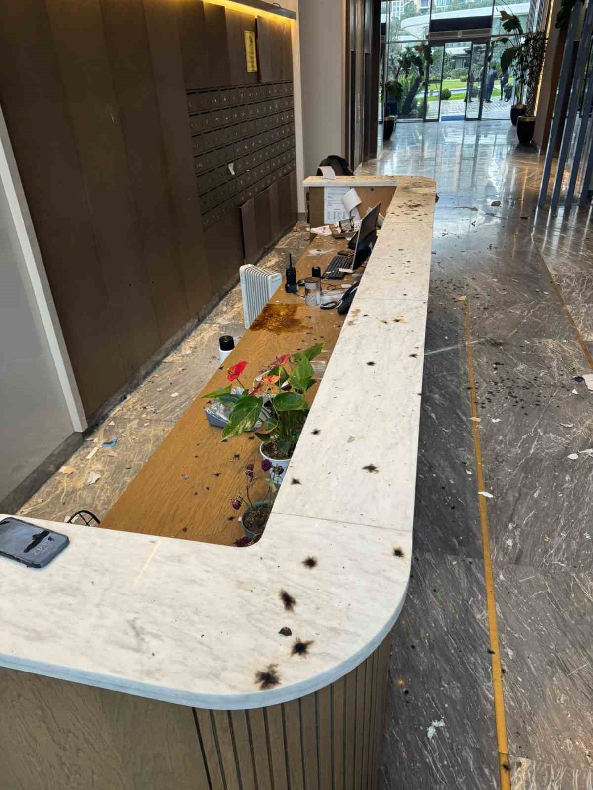 Zeytinburnu’ndaki lüks siteye getirilen kargo paketinin bomba gibi patladığı anların görüntüleri çıktı 10 zeytinburnundaki luks siteye getirilen kargo paketinin bomba gibi patladigi anlarin goruntuleri cikti 6 aNah61iG