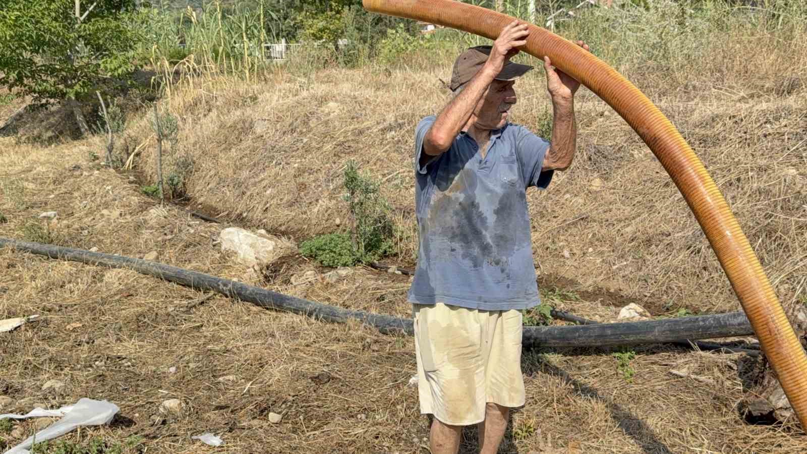 Zeytinlikleri kül oldu, gözyaşını içine akıtıp yangına su taşıdı 4 zeytinlikleri kul oldu gozyasini icine akitip yangina su tasidi 0 46rkDdBf