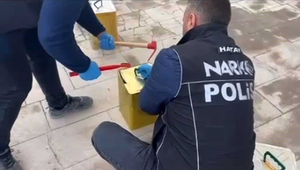 zeytinyagi tenekelerinden 100 bin uyusturucu hap cikti 0 GN3AGcsw