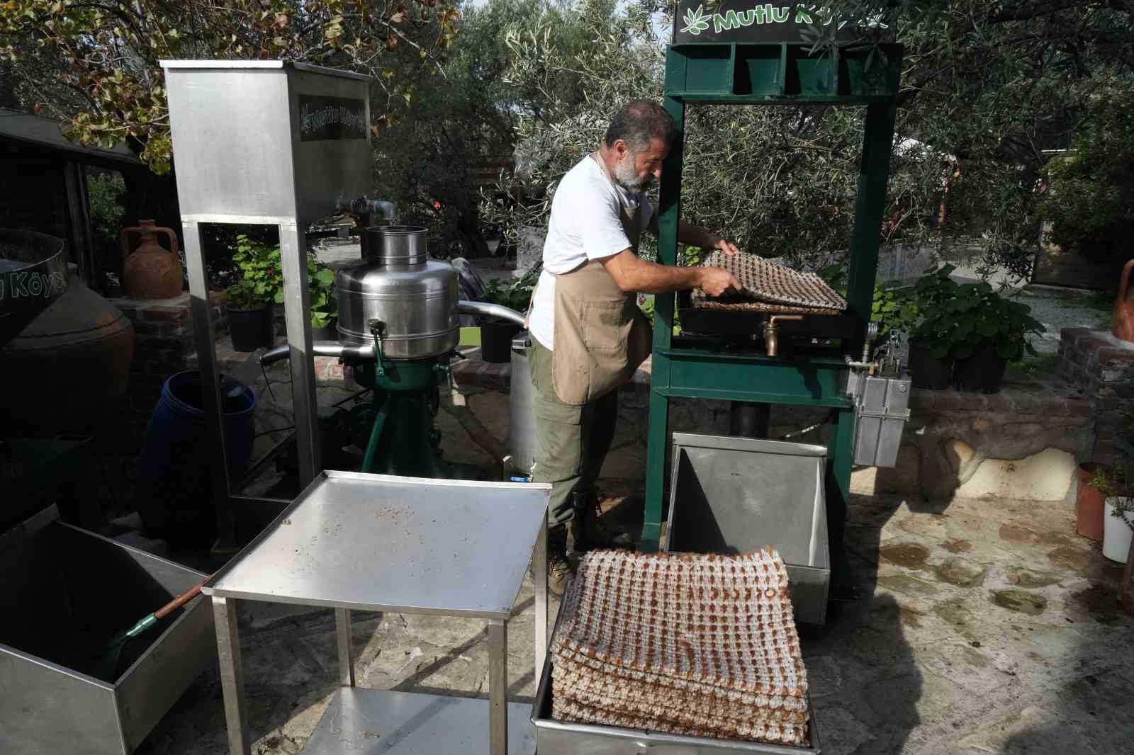zeytinyaginda dededen kalma tas baski yontemini yasatiyor 4 PrvcBTJY