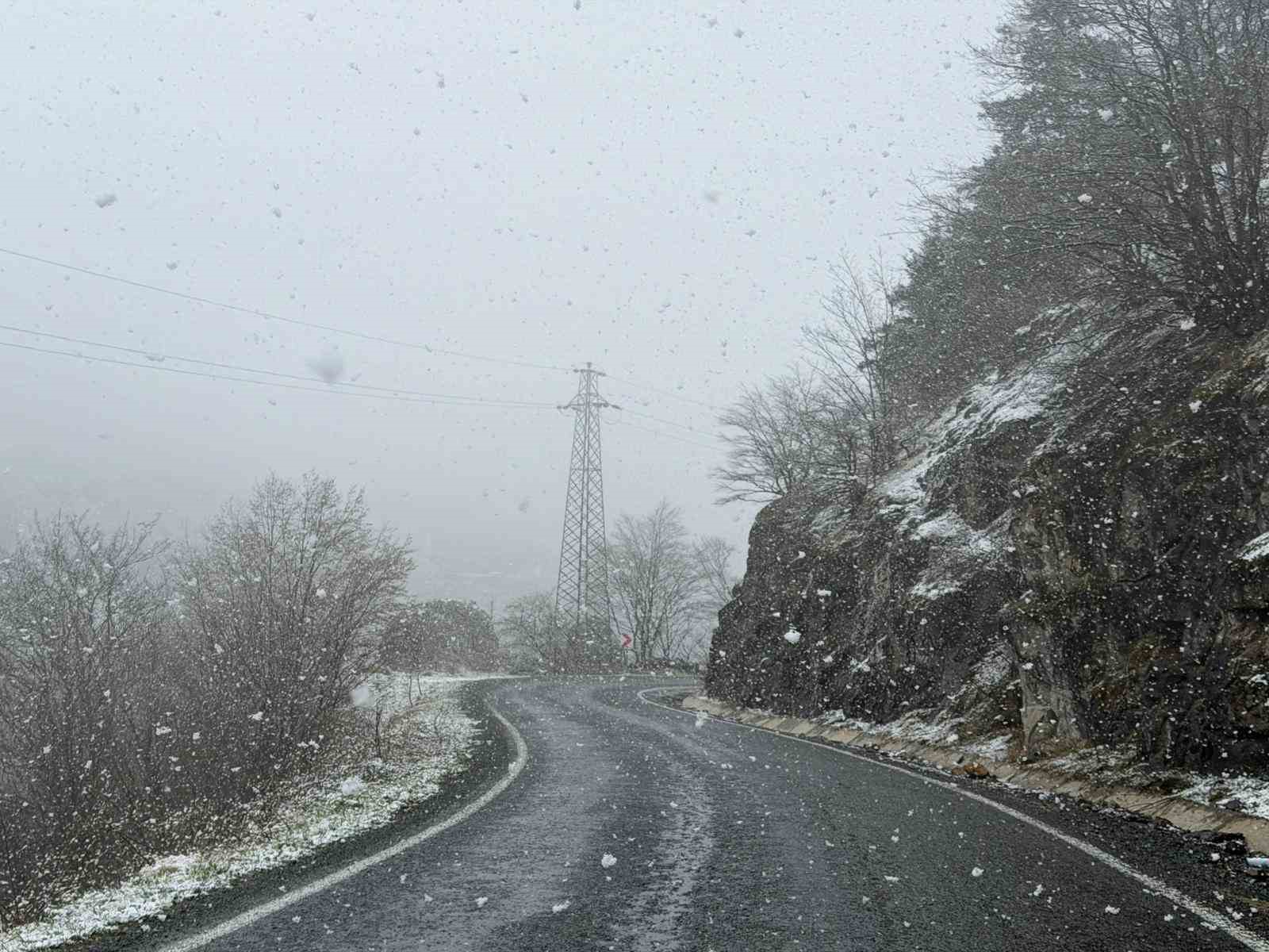zigana daginin yuksek kesimlerinde nisan ayinin ortasinda lapa lapa kar suprizi 0 JIquFKlF