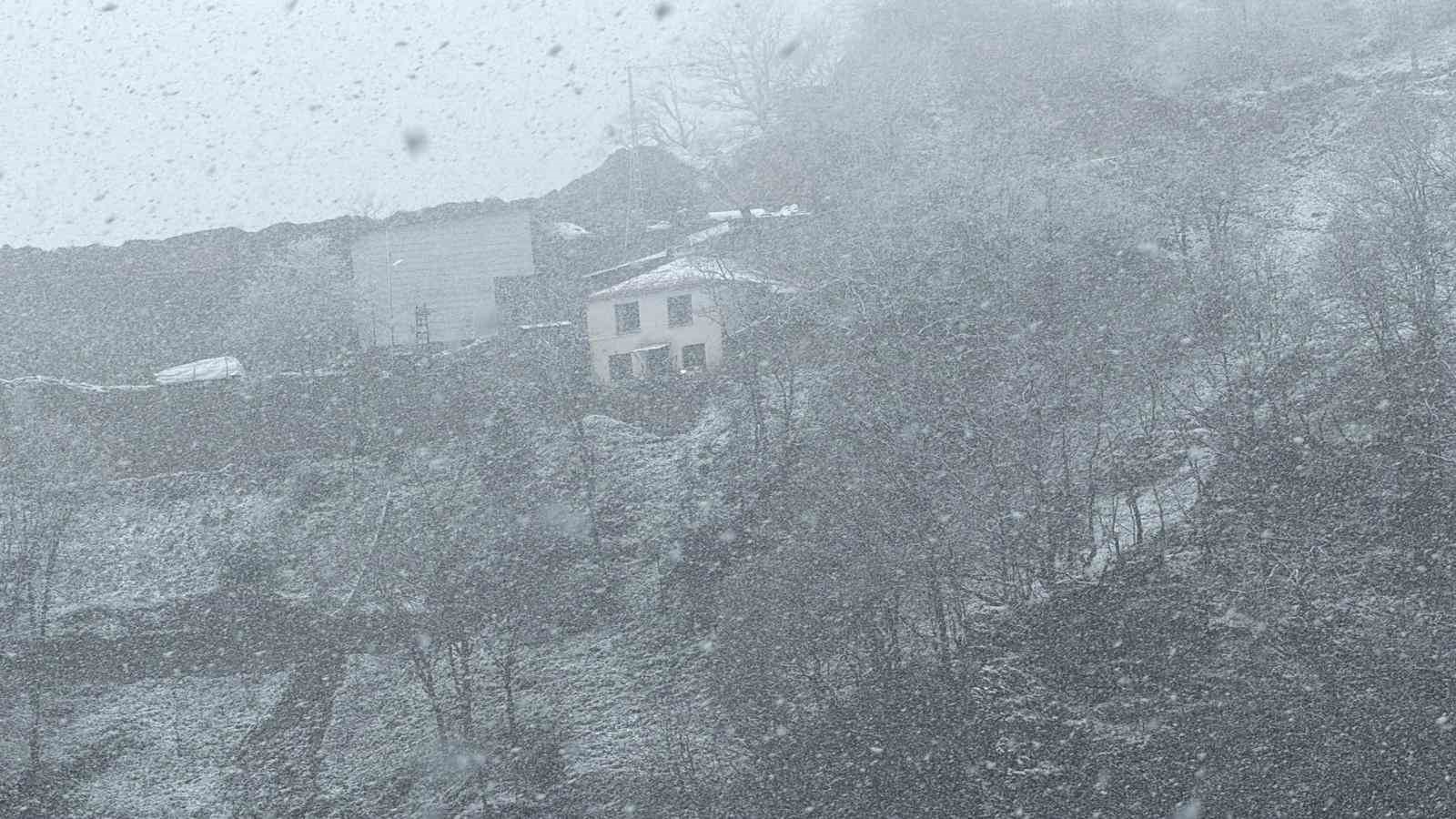 zigana daginin yuksek kesimlerinde nisan ayinin ortasinda lapa lapa kar suprizi 1