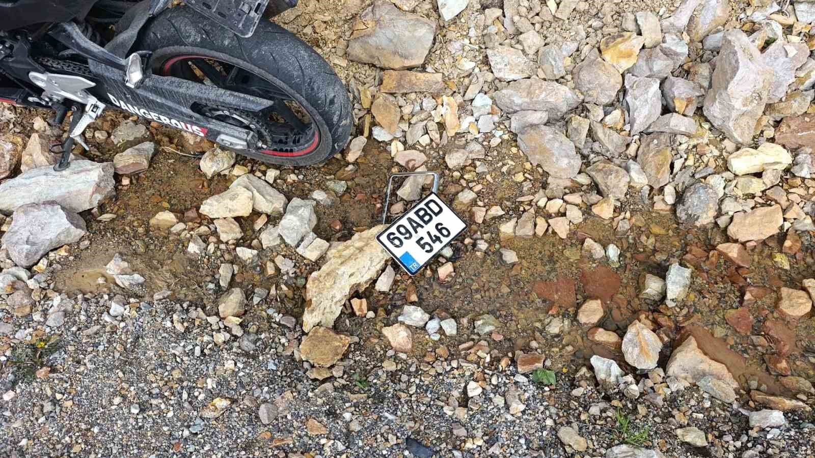 Zigana’da feci kaza: Bariyerlere çarpan motosikletten savrulan 2 genç uçuruma düştü 5 ziganada feci kaza bariyerlere carpan motosikletten savrulan 2 genc ucuruma dustu 1 ydVcnVTu