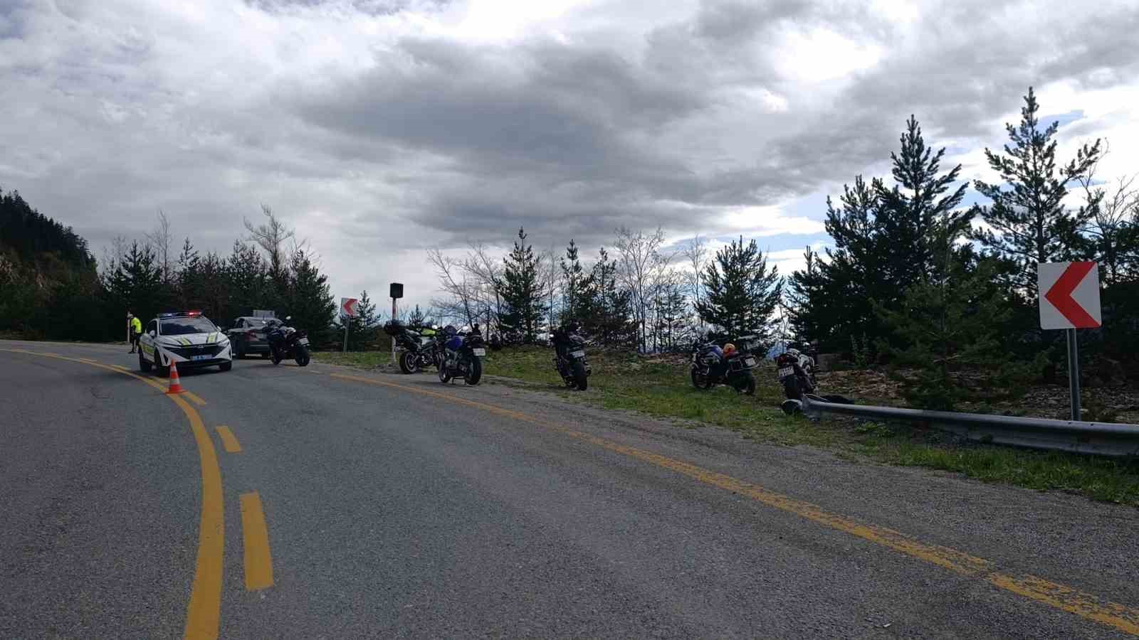 Zigana’da feci kaza: Bariyerlere çarpan motosikletten savrulan 2 genç uçuruma düştü 6 ziganada feci kaza bariyerlere carpan motosikletten savrulan 2 genc ucuruma dustu 2 7zDhhnzB