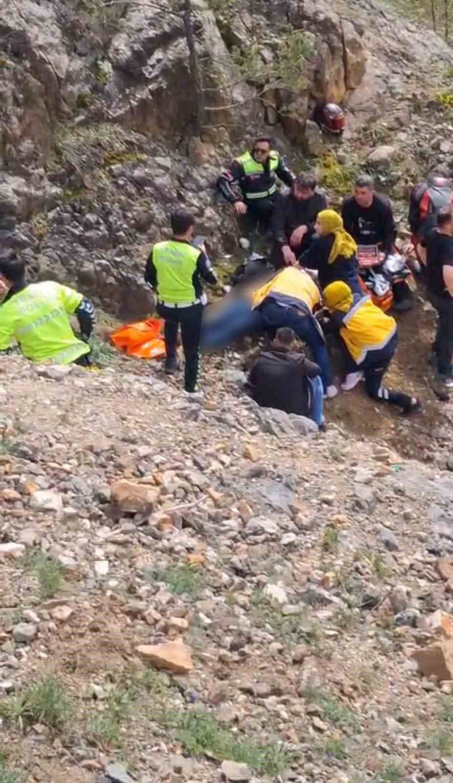 Zigana’da feci kaza: Bariyerlere çarpan motosikletten savrulan 2 genç uçuruma düştü 8 ziganada feci kaza bariyerlere carpan motosikletten savrulan 2 genc ucuruma dustu 4 hBZ5RItu