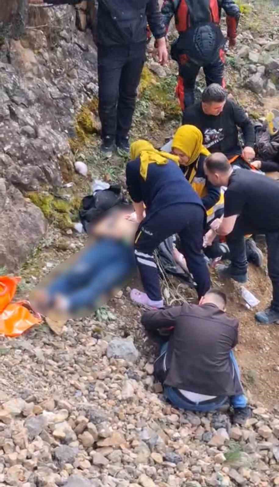 Zigana’da feci kaza: Bariyerlere çarpan motosikletten savrulan 2 genç uçuruma düştü 10 ziganada feci kaza bariyerlere carpan motosikletten savrulan 2 genc ucuruma dustu 6