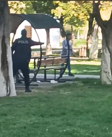 zihinsel-engelli-genc-bicakla-vatandaslara-saldirdi-1jvlwbGk.jpg