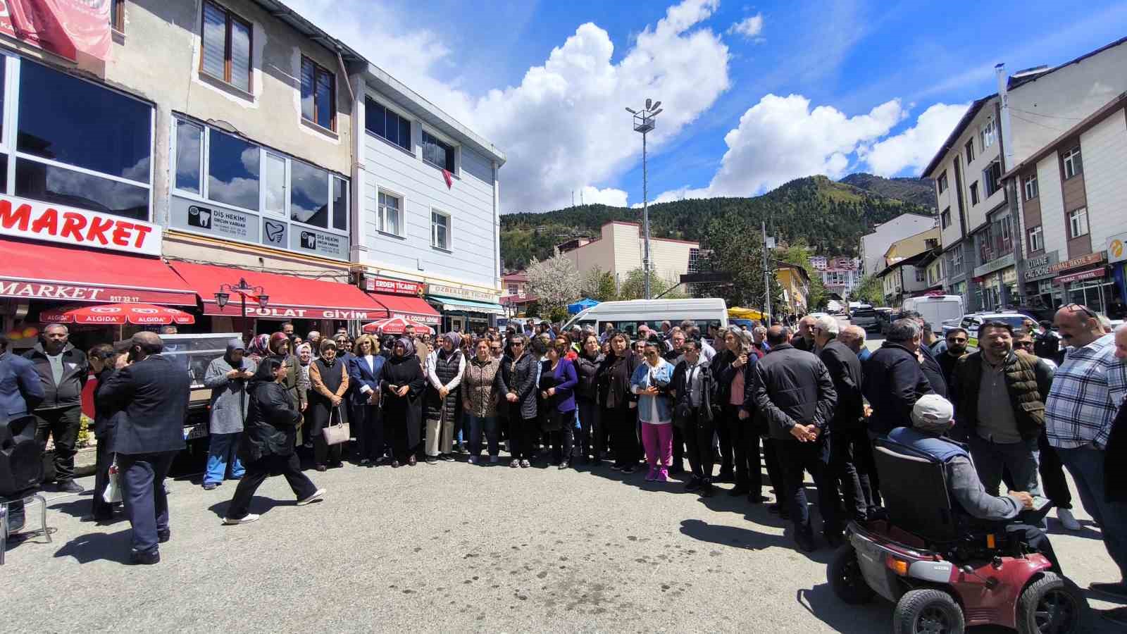 Zihinsel engelli kızına istismarı öğrenince kalbi buna dayanmayan anne için Şavşat halkı bir araya geldi 5 zihinsel engelli kizina istismari ogrenince kalbi buna dayanmayan anne icin savsat halki bir araya MSpAOE3c