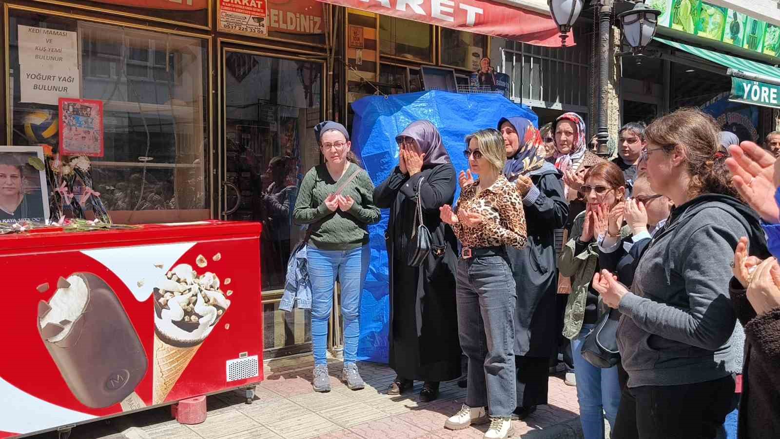 Zihinsel engelli kızına istismarı öğrenince kalbi buna dayanmayan anne için Şavşat halkı bir araya geldi 10 zihinsel engelli kizina istismari ogrenince kalbi buna dayanmayan anne icin savsat halki bir araya t4k1WLyd