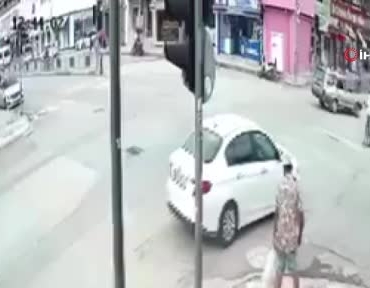 zihinsel-engelli-sahis-carsi-ortasinda-uzerine-benzin-dokup-kendini-yakti-korku-dolu-anlar-kamerada-h5Pmv6qW.jpg