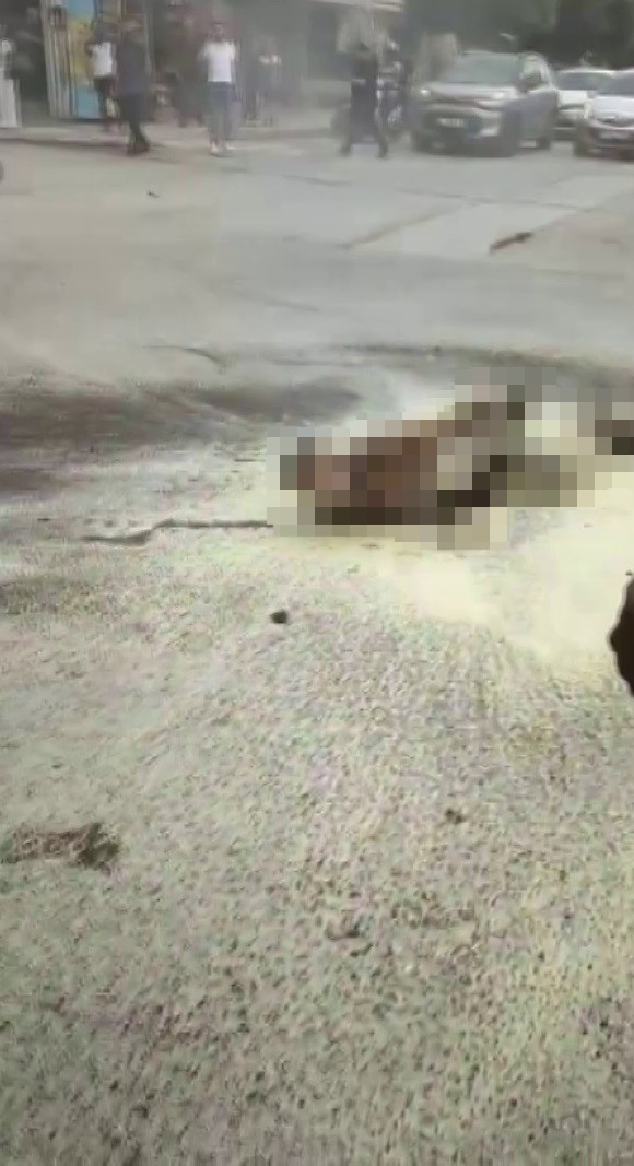 Zihinsel engelli şahıs üzerine benzin döküp kendini yaktı: Korku dolu anlar kamerada 4 zihinsel engelli sahis uzerine benzin dokup kendini yakti korku dolu anlar kamerada 0 dKFC6qGz