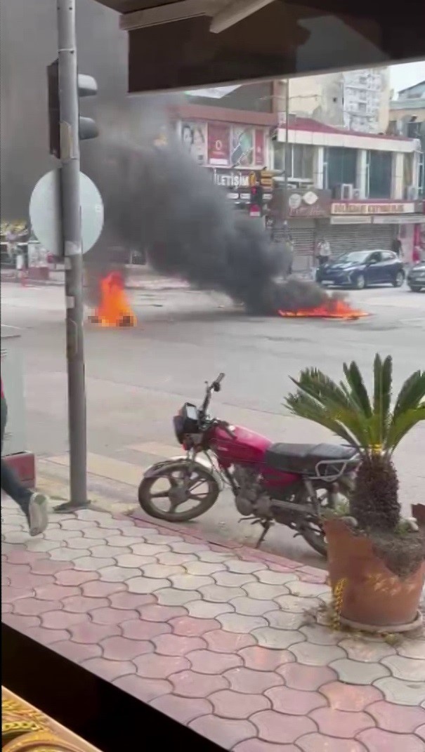Zihinsel engelli şahıs üzerine benzin döküp kendini yaktı: Korku dolu anlar kamerada 5 zihinsel engelli sahis uzerine benzin dokup kendini yakti korku dolu anlar kamerada 1