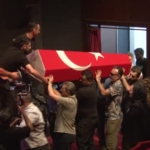 zihni-goktay-icin-harbiyede-duygusal-veda-zeynep-goktay-babasinin-yazdigi-mektubu-okudu-Uwy9fT9i.jpg