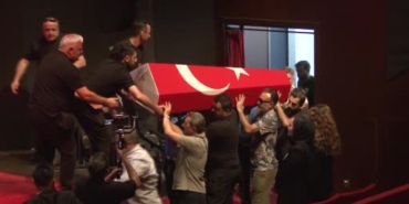 zihni-goktay-icin-harbiyede-duygusal-veda-zeynep-goktay-babasinin-yazdigi-mektubu-okudu-Uwy9fT9i.jpg