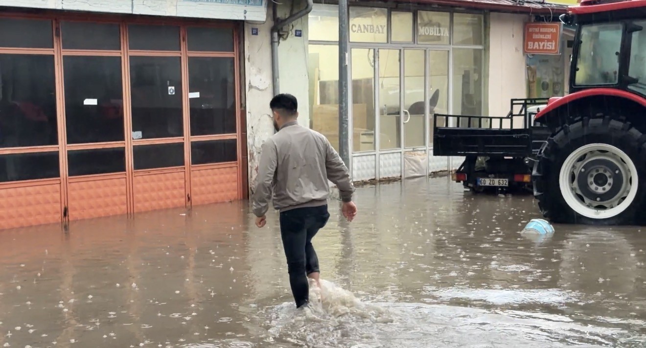 zileyi saganak vurdu is yerleri sular altinda kaldi 1 rs23MOis