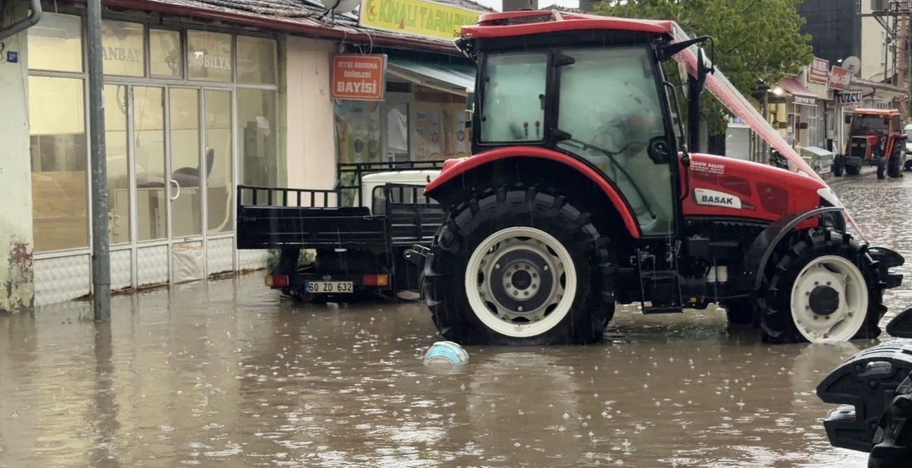 zileyi saganak vurdu is yerleri sular altinda kaldi 3
