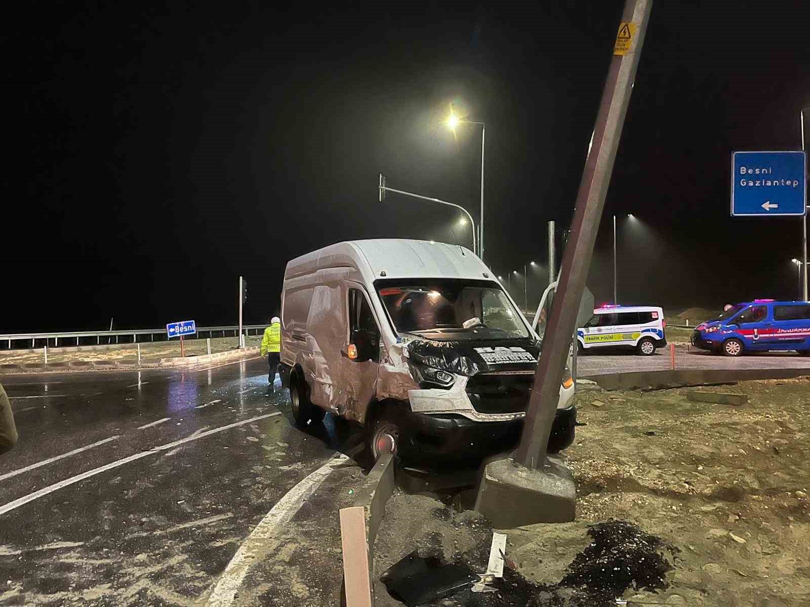 zincirleme kazada 4 kisi yaralandi 1 JmX2UNjE