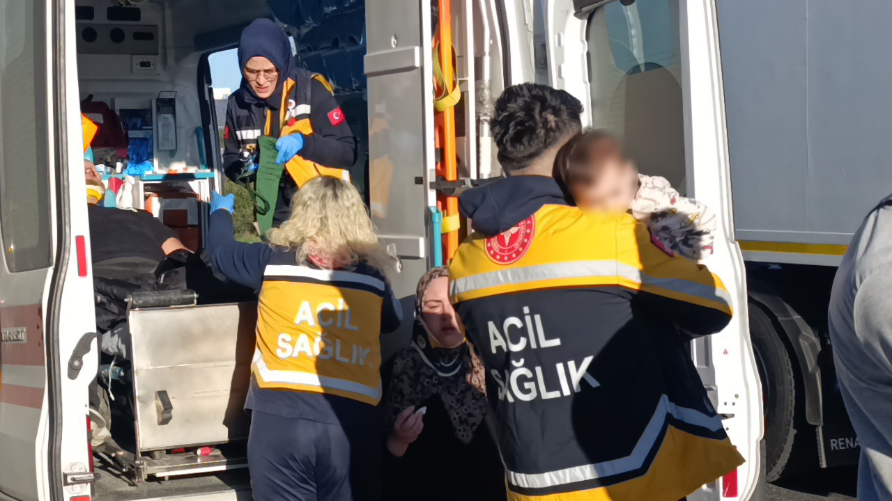 zincirleme kazada annesi yaralanan bebek 112 gorevlisinin kucaginda annesini bekledi 1 RbnrZNc6