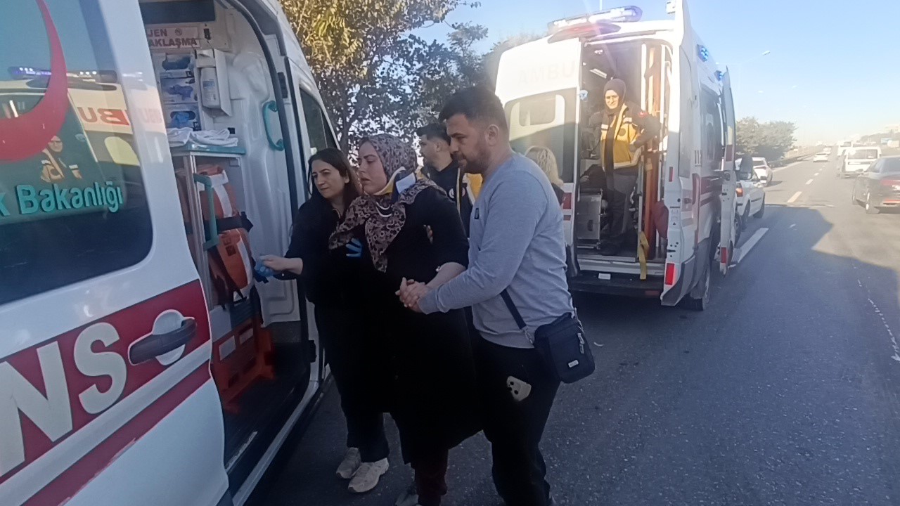 zincirleme kazada annesi yaralanan bebek 112 gorevlisinin kucaginda annesini bekledi 2 gWg4w1IT