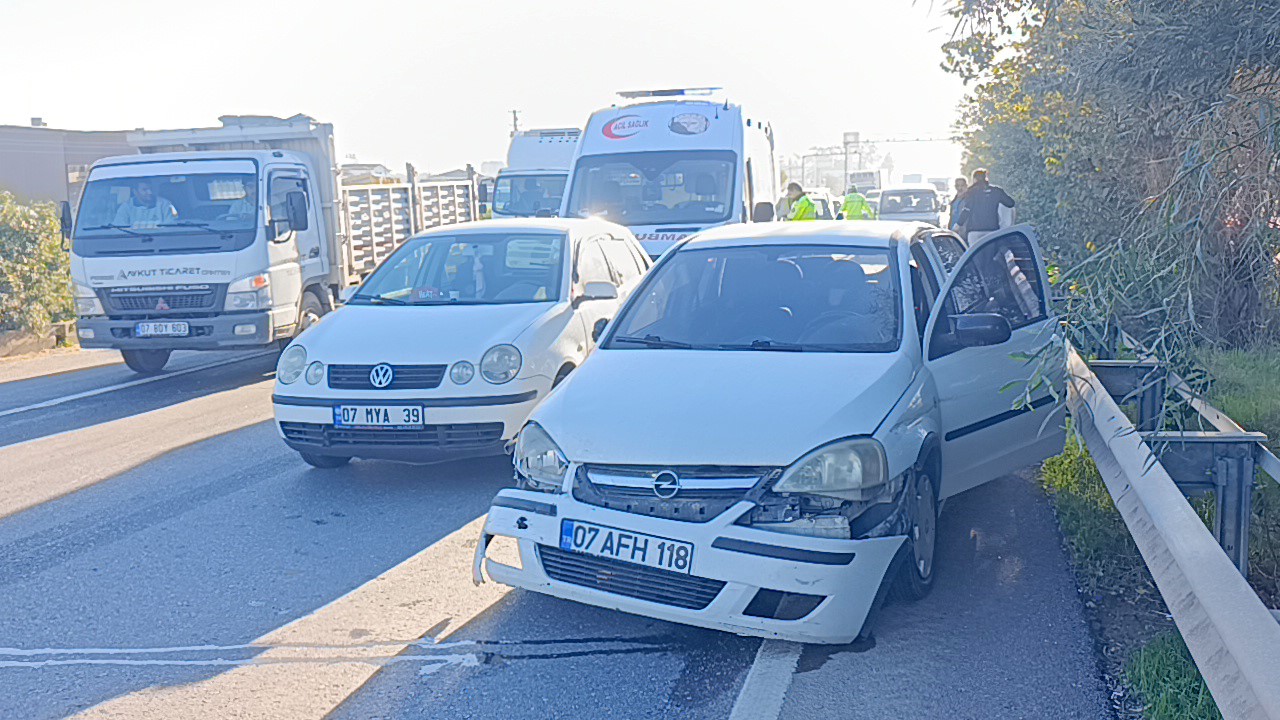 zincirleme kazada annesi yaralanan bebek 112 gorevlisinin kucaginda annesini bekledi 5 KwKOq7CI