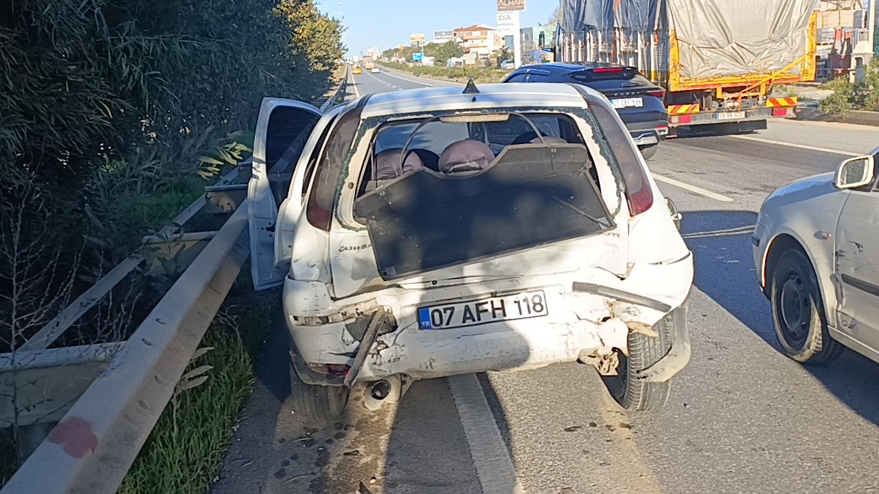 zincirleme kazada annesi yaralanan bebek 112 gorevlisinin kucaginda annesini bekledi 6 L2IybVSd