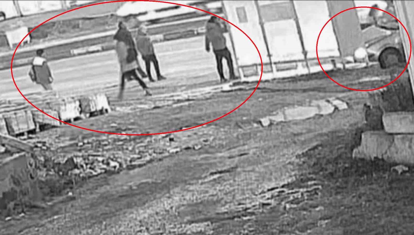 zincirleme kazada duraga dalan otomobilden kacarak kurtuldular o anlar kamerada 0
