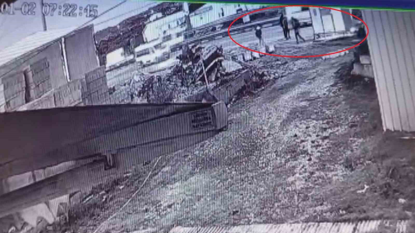 zincirleme kazada duraga dalan otomobilden kacarak kurtuldular o anlar kamerada 1 dM2wwbnh