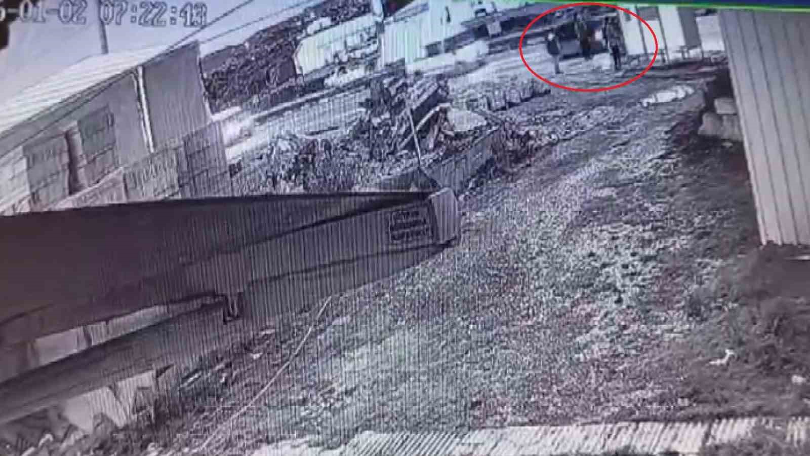 zincirleme kazada duraga dalan otomobilden kacarak kurtuldular o anlar kamerada 2 DA9yOqHC