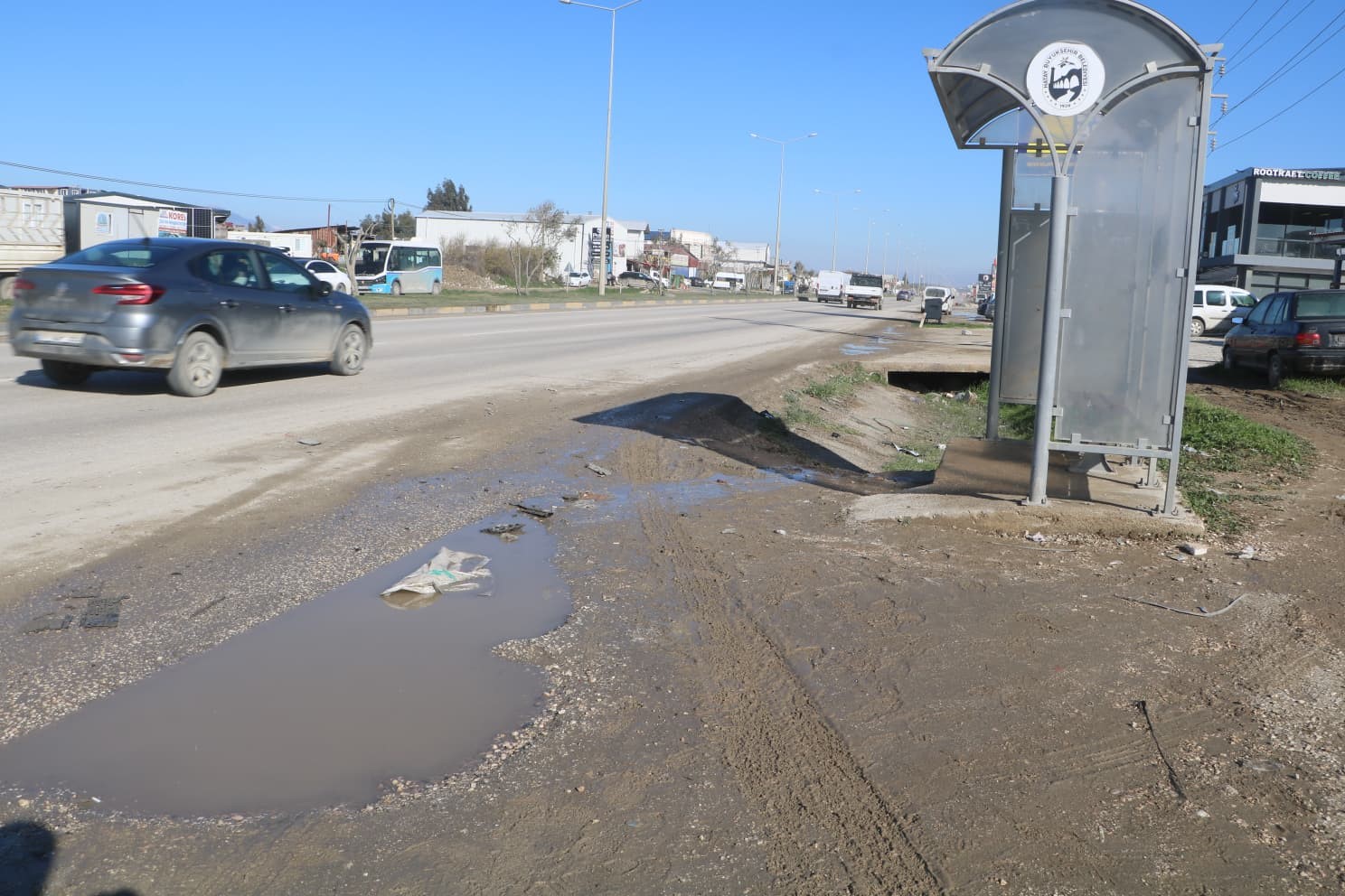zincirleme kazada duraga dalan otomobilden kacarak kurtuldular o anlar kamerada 3 CRsckW6Q