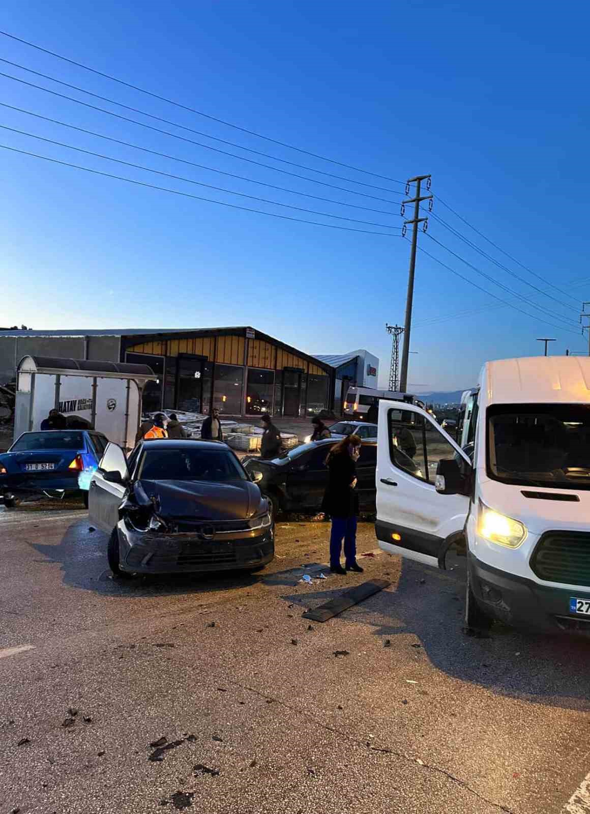 zincirleme kazada duraga dalan otomobilden kacarak kurtuldular o anlar kamerada 4 dWcuZeif
