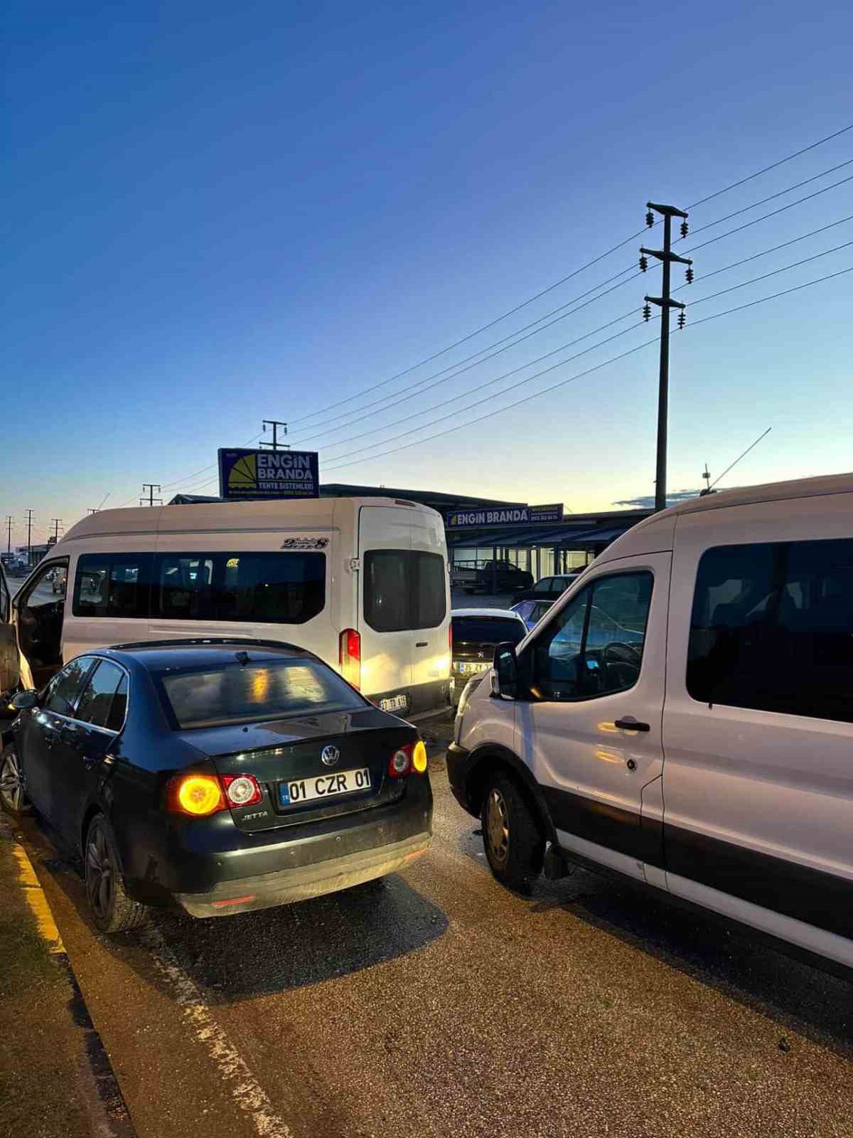 zincirleme kazada duraga dalan otomobilden kacarak kurtuldular o anlar kamerada 5 if5QdXcV