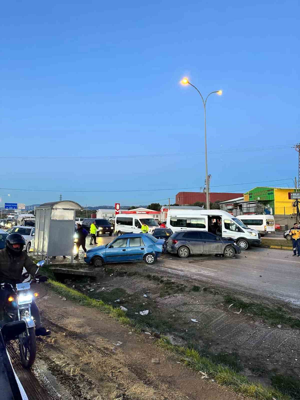 zincirleme kazada duraga dalan otomobilden kacarak kurtuldular o anlar kamerada 6 yeCjZr9Z