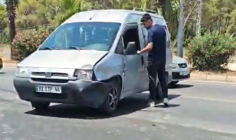 Zincirleme kazada otomobil enstitünün bahçesine düştü: 3 yaralı 4 zincirleme kazada otomobil enstitunun bahcesine dustu 3 yarali 0 YSDeKteS